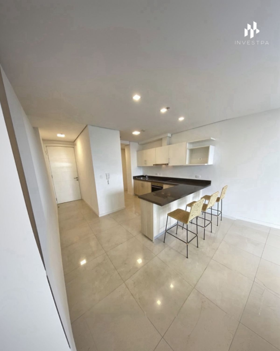 En Alquiler - Departamento amplío de 2 habitaciones con cochera